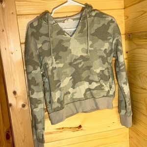 Camo cropped shirt